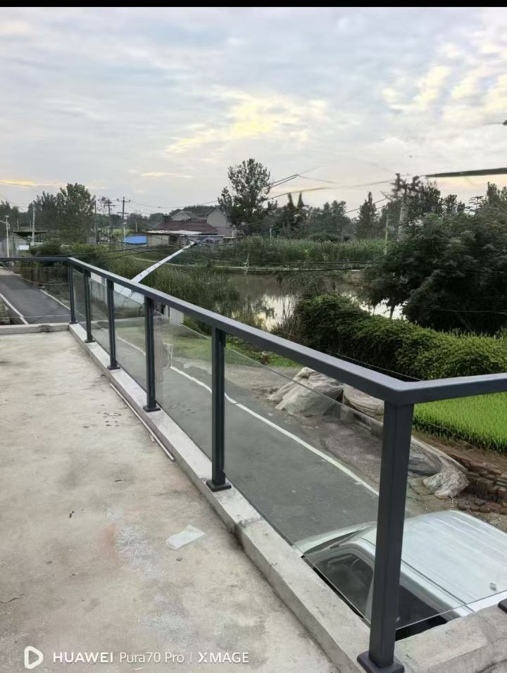 无框玻璃护栏带灯带设计