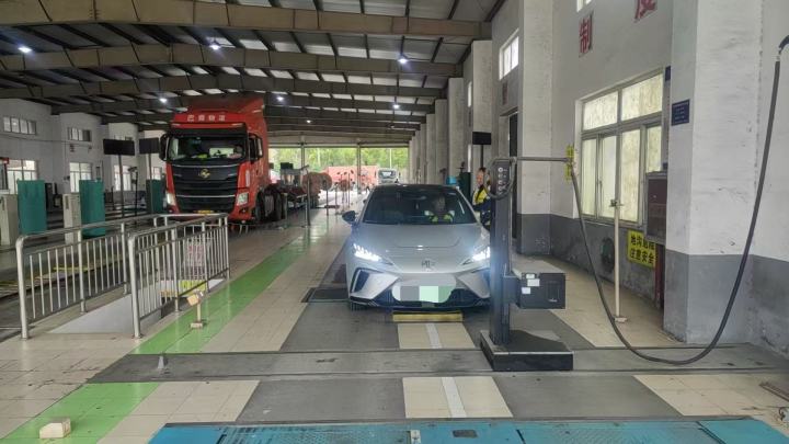 恒通检测员正在进行专业底盘检查