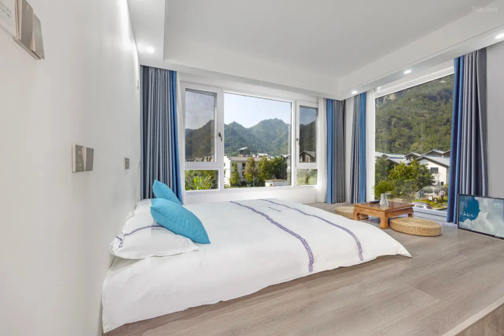 民宿内部活动场景