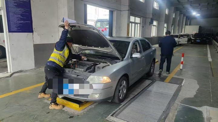恒通工作人员正在进行专业车辆检测