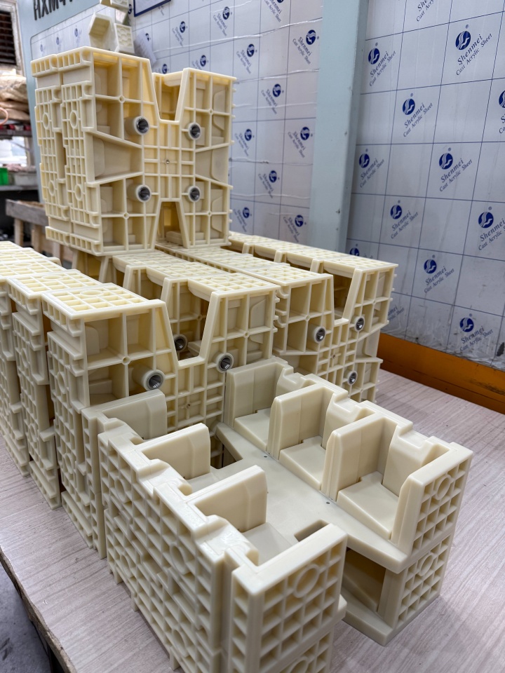 光伏分选机精密料盒生产车间