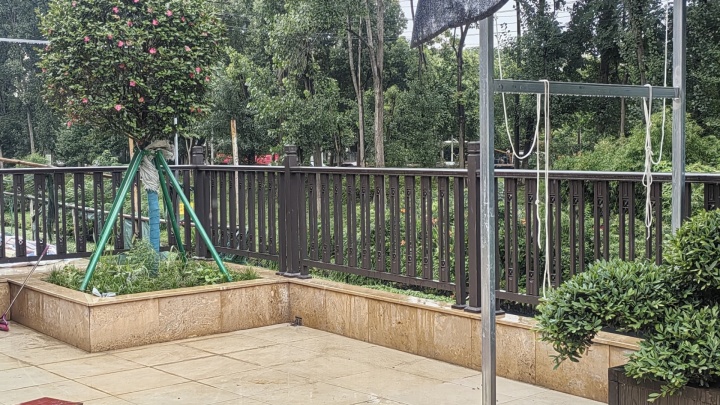 现代庭院护栏整体安装效果