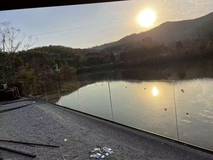 现代风格无框玻璃护栏