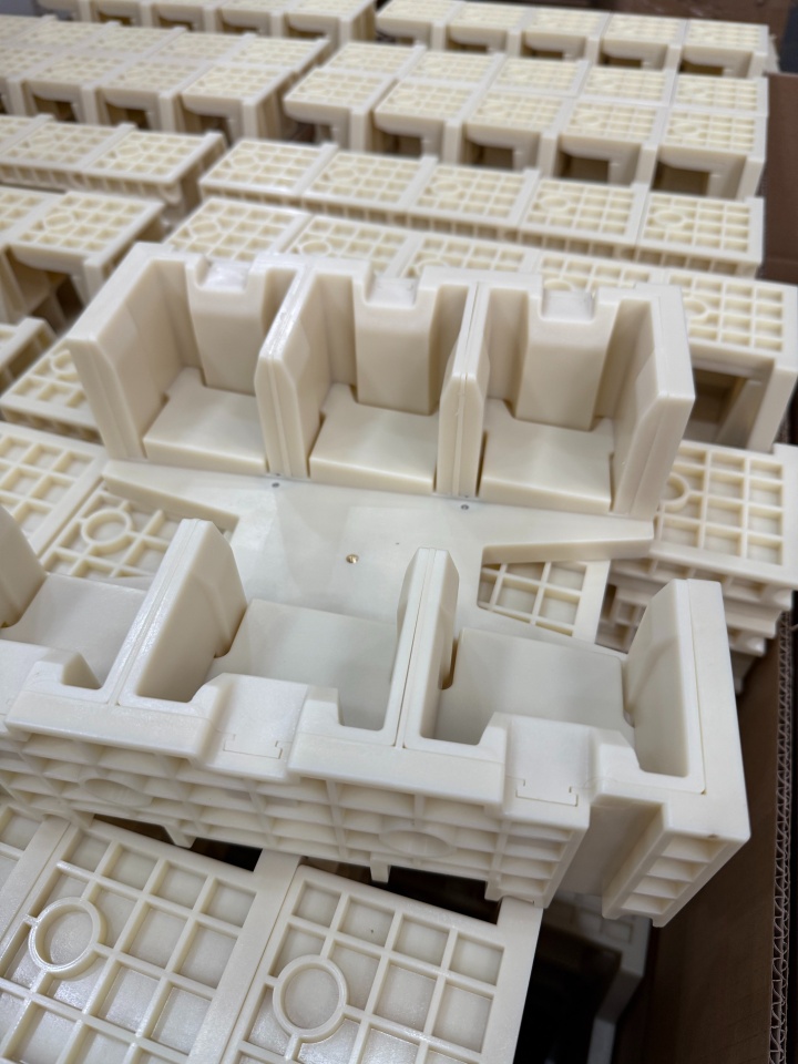 精密四分片三仓料盒产品展示