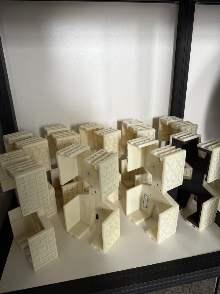 毅豪佳高速分选机四分片三仓堆叠料盒实物图