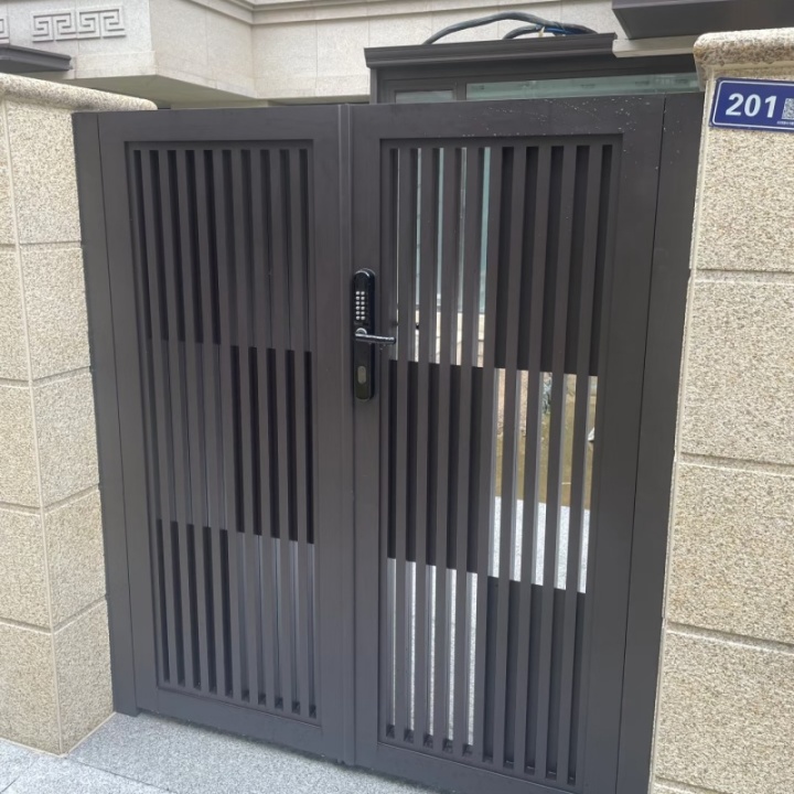 铝艺大门安装实景