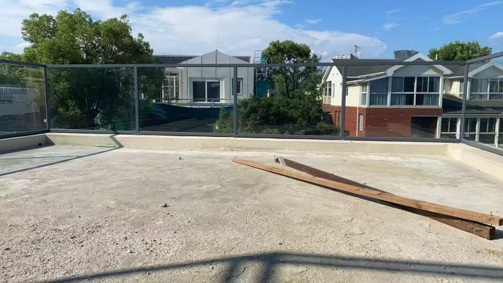 别墅庭院无框玻璃护栏实例