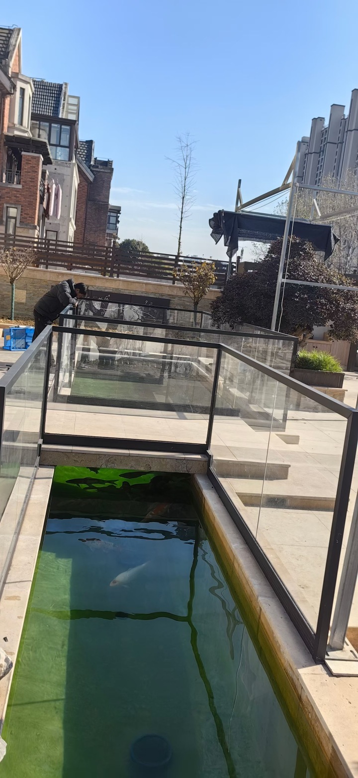 现代风格无框玻璃护栏应用