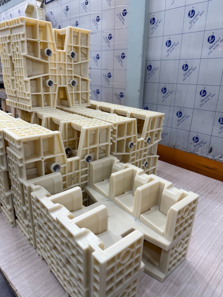 自动化产线中的光伏分选机与料盒配合