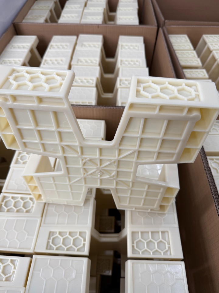 精密三四分片底托产品展示