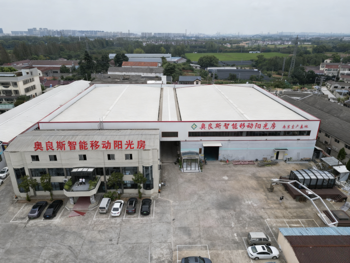 可折叠泳池房工厂生产场景