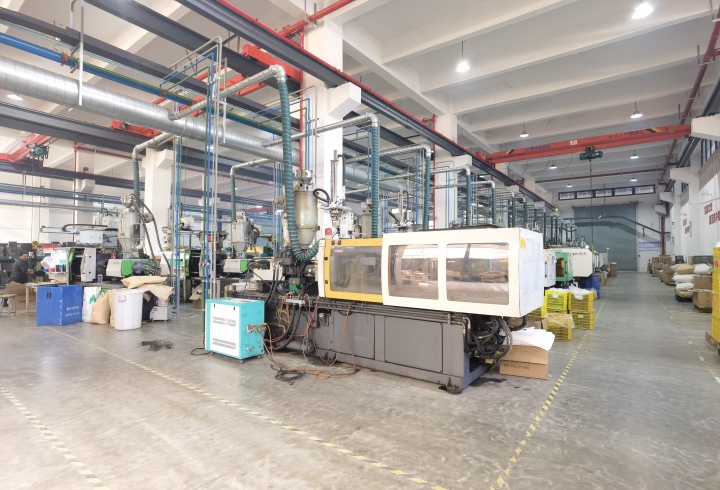 现代化注塑生产车间