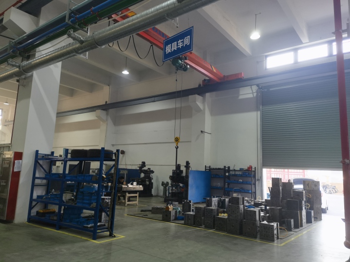 电动拔罐理疗器具生产车间