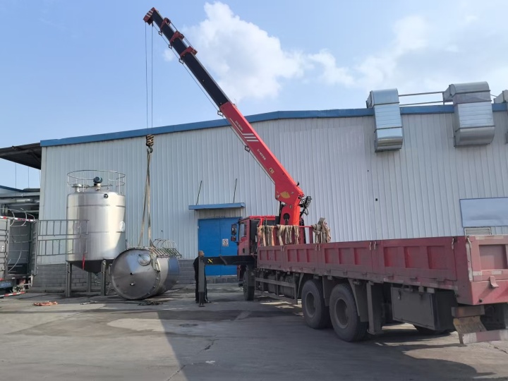 重型吊车进行大型设备吊装作业