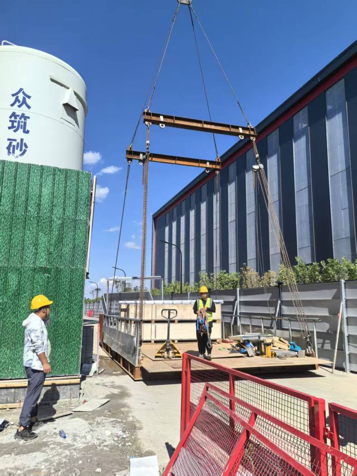 吊车在工业区施工