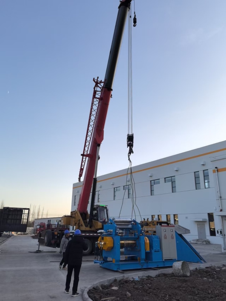 大型吊车在工业厂区进行作业