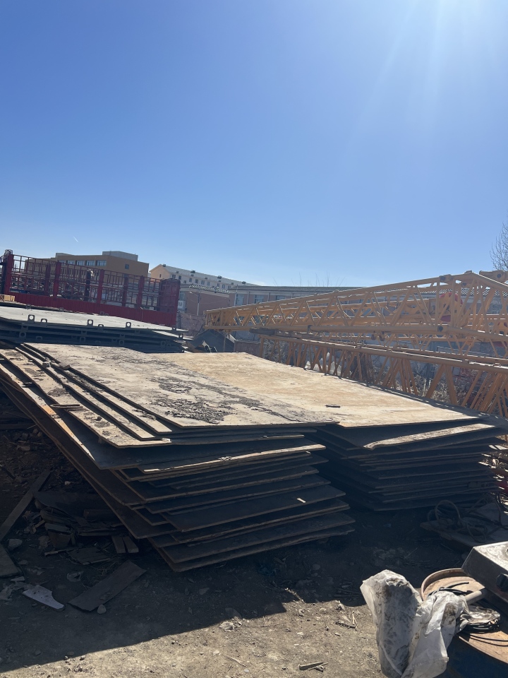 重型设备在钢板路上安全通行