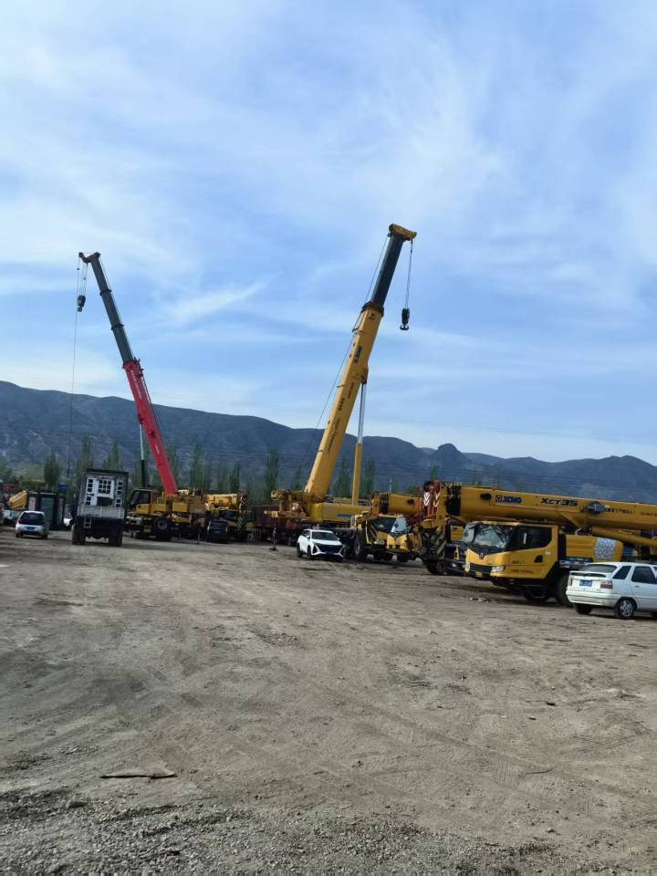 吊车在工业项目现场施工