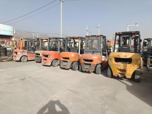 叉车出租团队作业