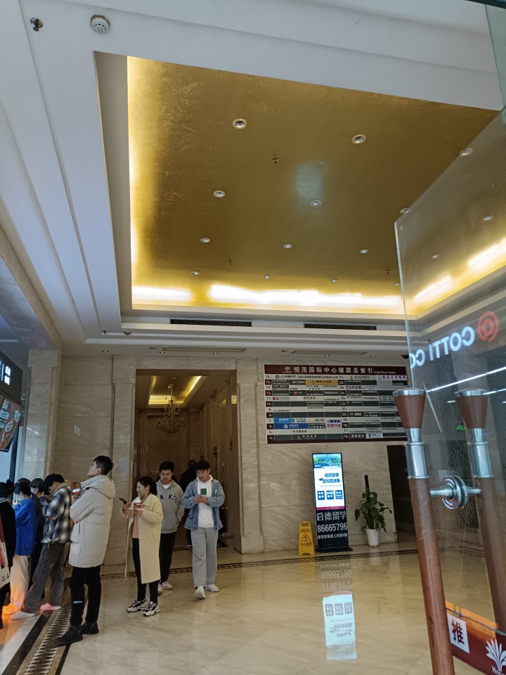 张亚民先生荣获“全国校外安全守护天使”奖杯