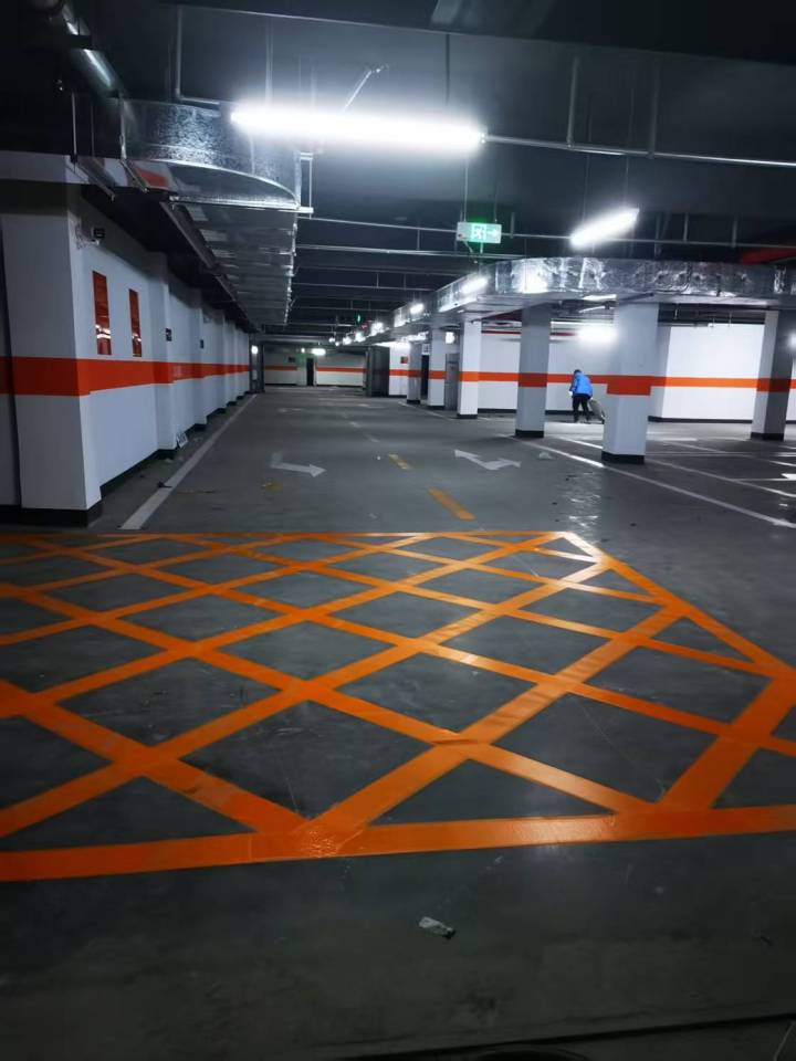 现代化交通标线施工场景