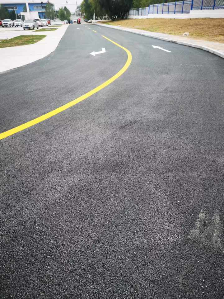 清晰规范的厂区交通标线实例