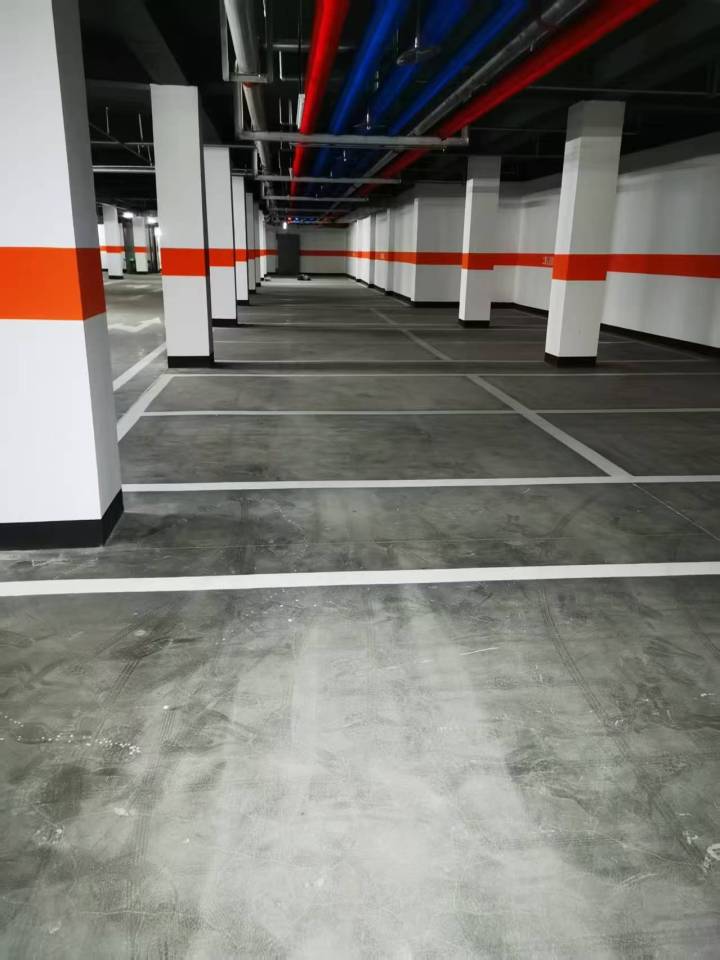 清晰规范的厂区道路标线效果