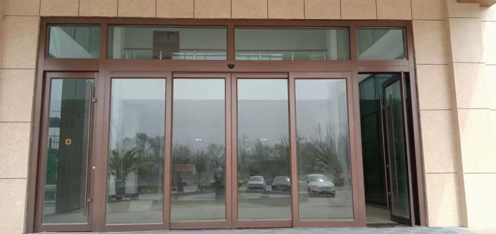 专业团队进行窗户密封检测