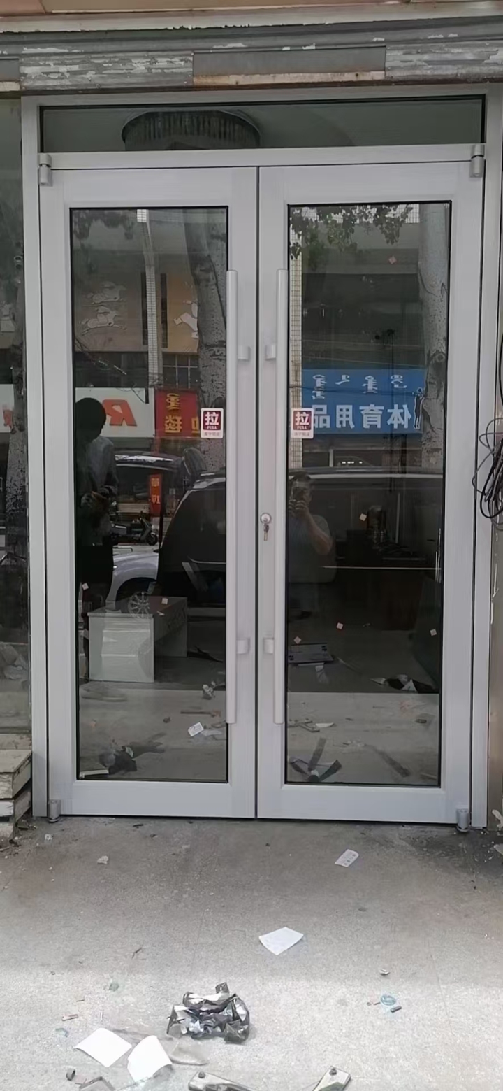维修门窗场景示意图