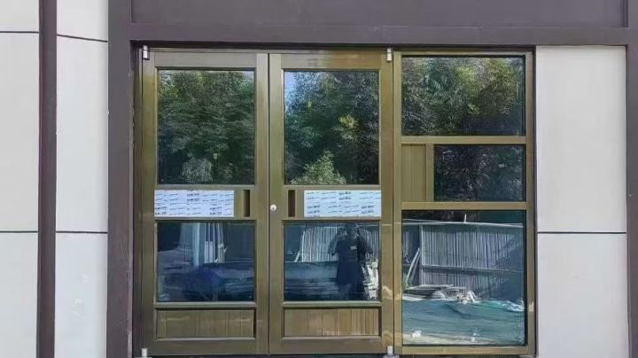 专业窗户换胶条施工现场