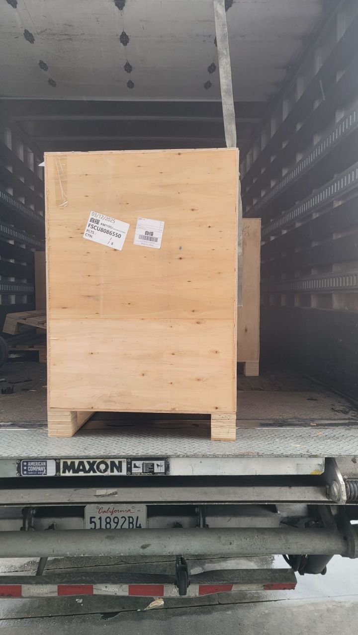 专业卡车车队整装待发