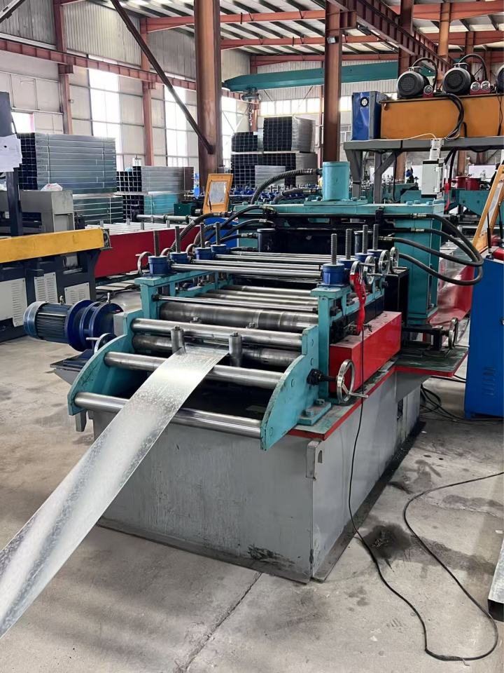 现代化桥架生产车间