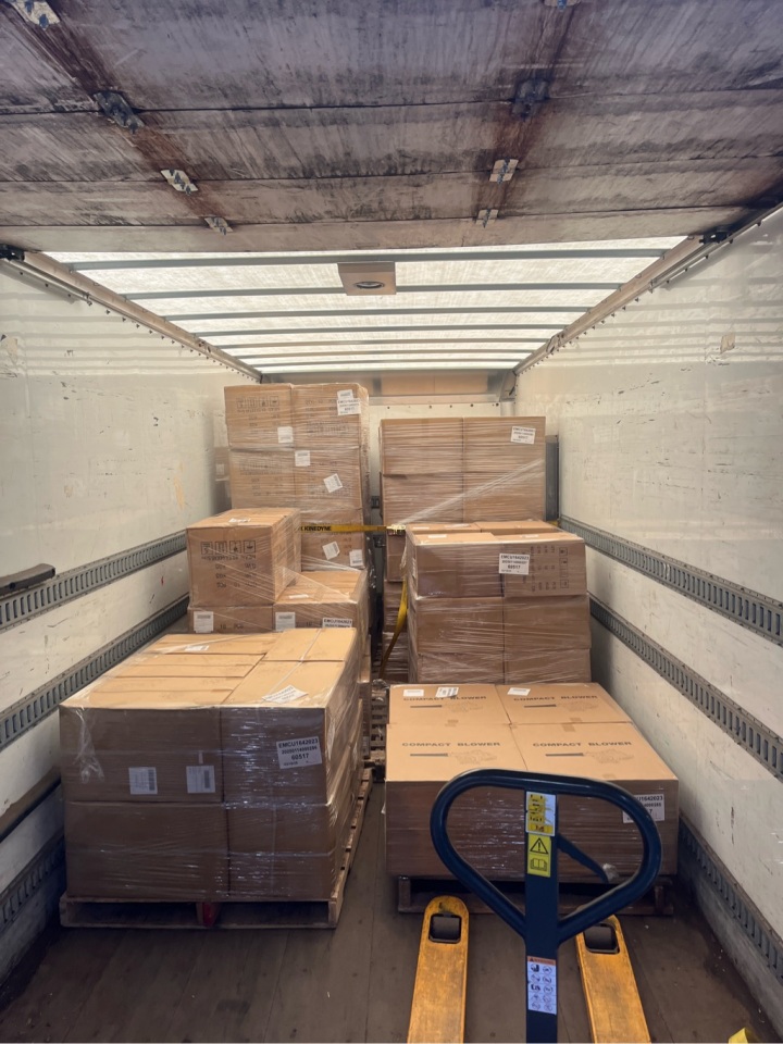 专业卡车进行美东尾程派送作业