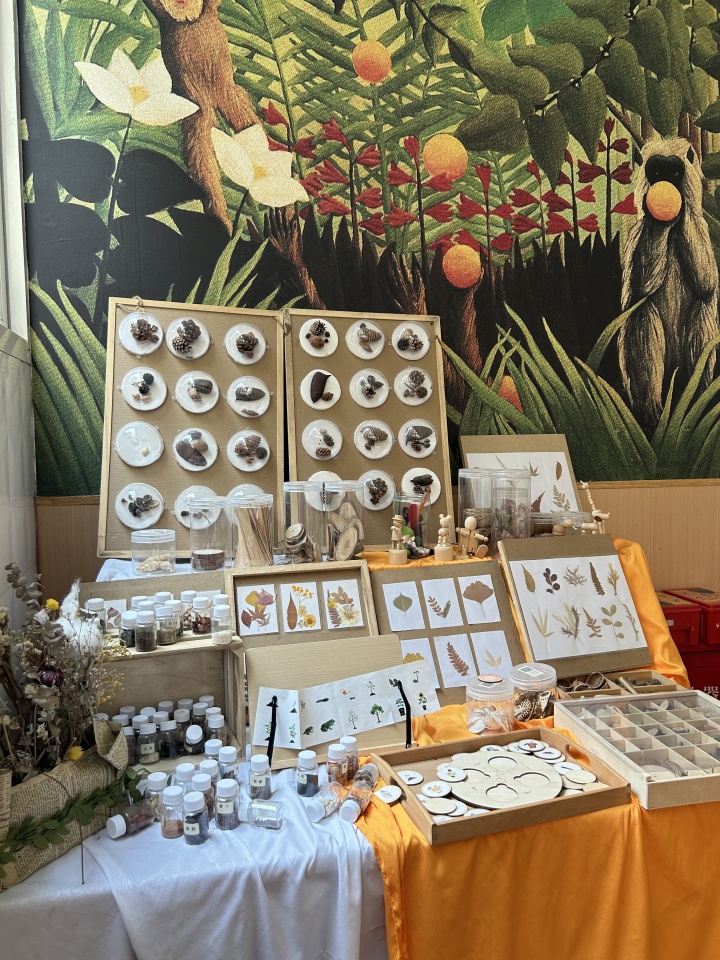 金色童年幼稚园温馨的师生互动瞬间