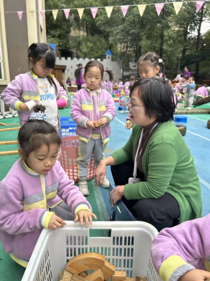 孩子们在户外自然探索课上的快乐瞬间