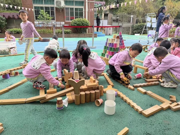 金色童年幼稚园课堂互动