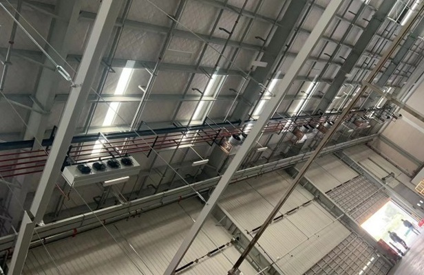 工程师在检查恒温冷库机组