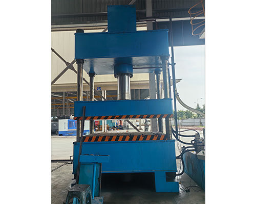 车间冲床工作实景