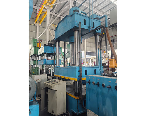 现代化液压机生产车间