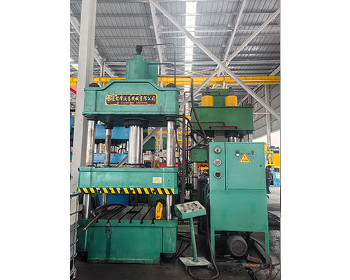 专业技术人员检测模压机