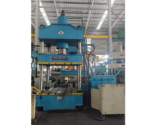 专业师傅正在检测二手油压机