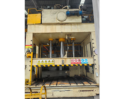 液压机现场试机场景