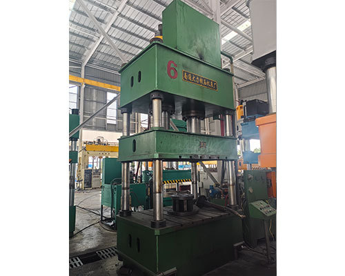 专业团队进行油冷机调试