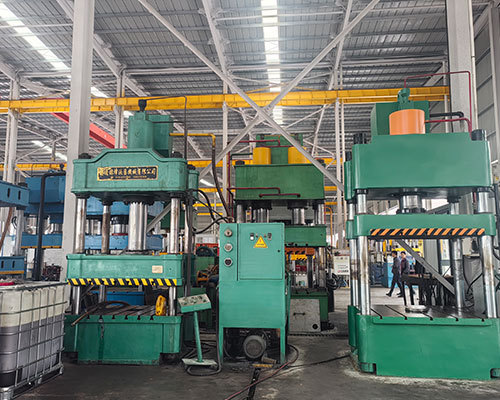 工程师现场调试油冷机