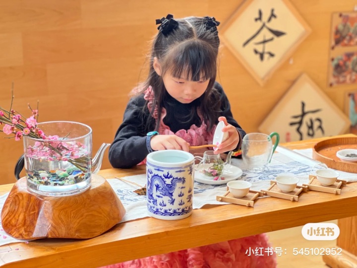 孩子们在自然中探索学习