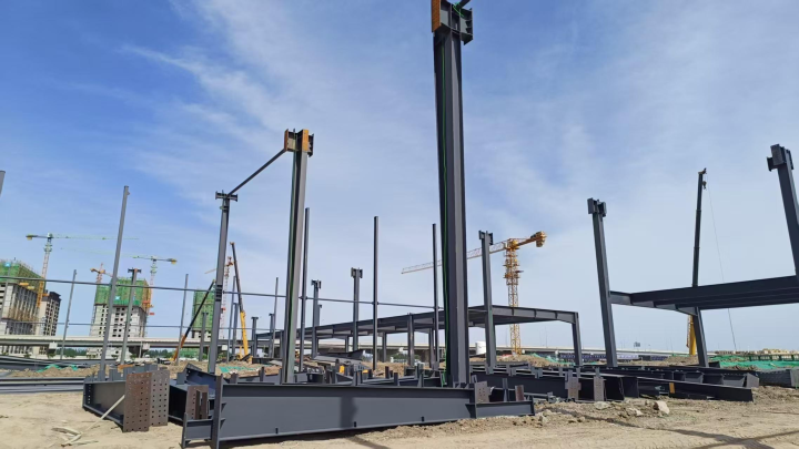 大型钢结构建筑施工现场