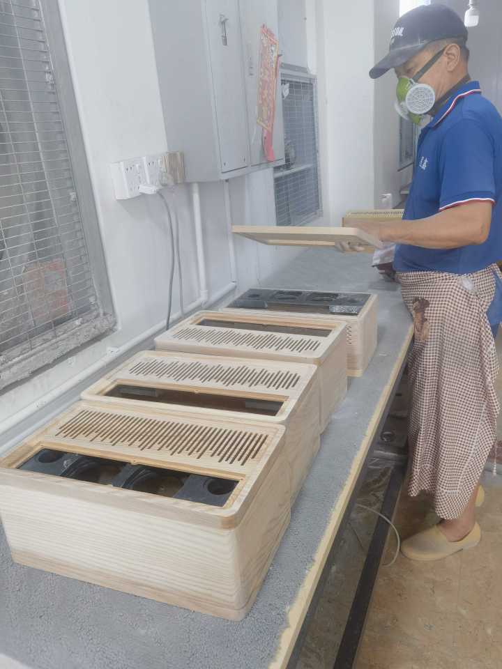 木制工艺品生产场景