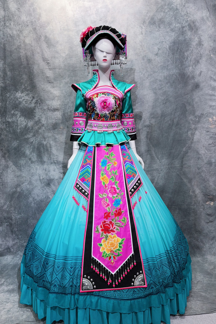 鑫禧鹊民族服饰展示与舞台应用