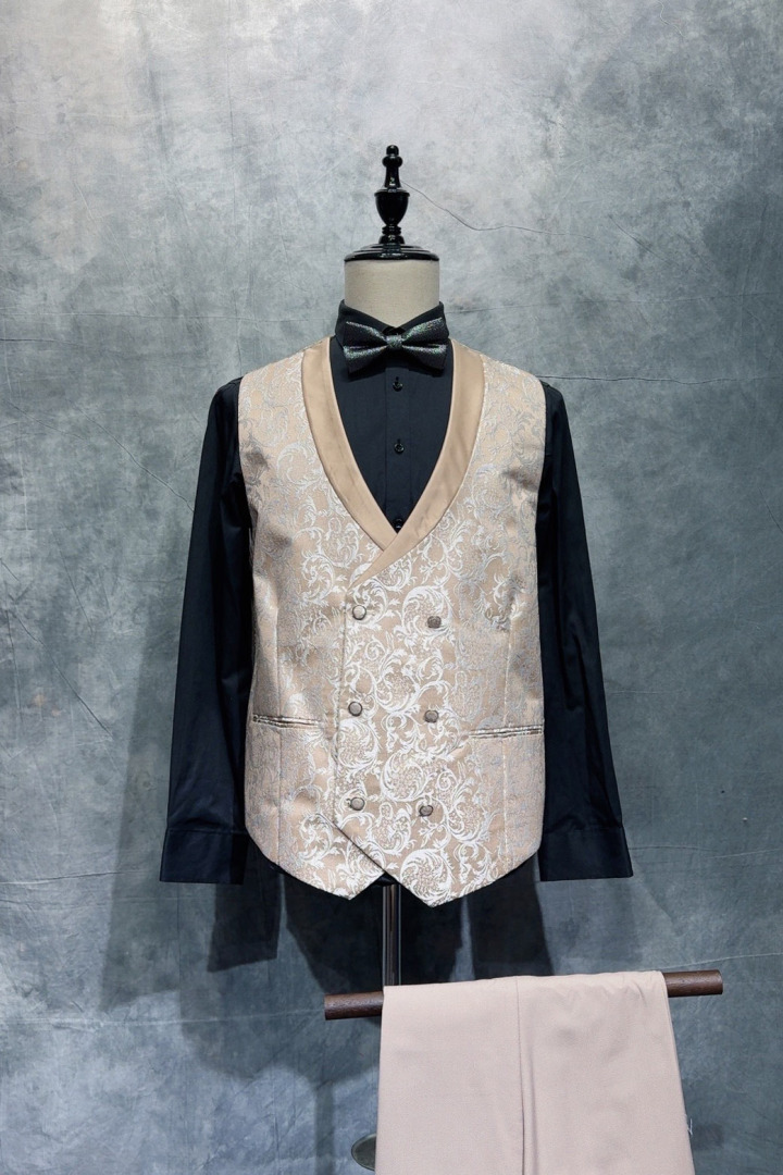 设计团队正在对合唱服装进行细节调整