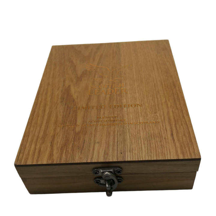 木制工艺品生产场景